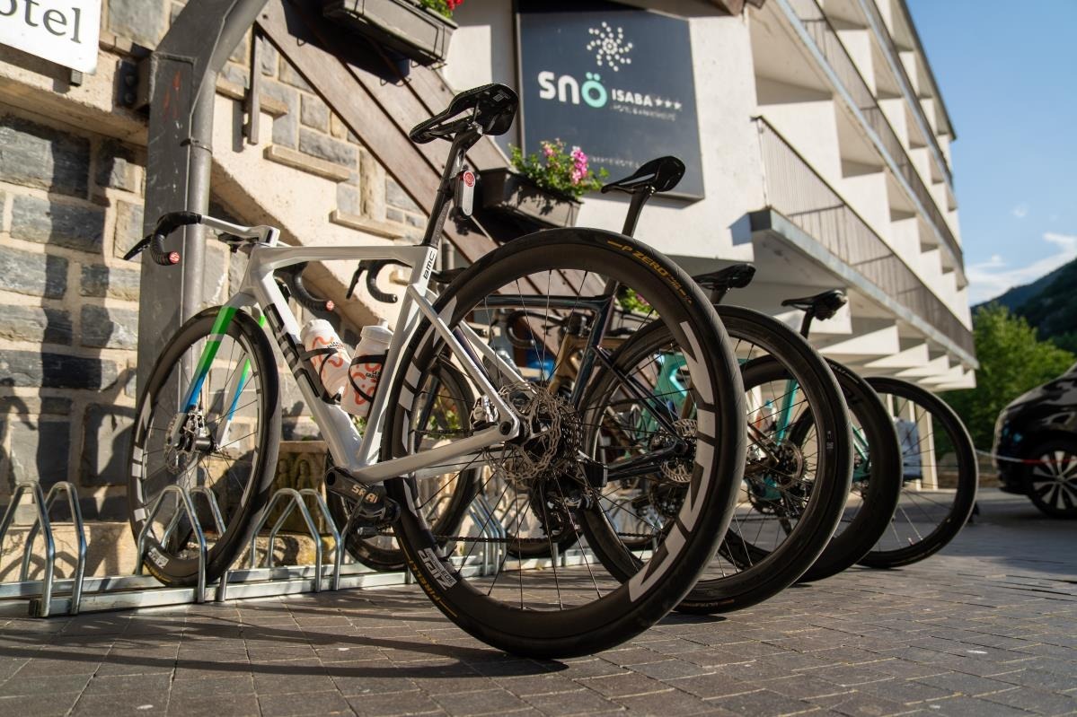 Bicicletas de carretera aparcadas frente a la fachada del hotel SNÖ Isaba
